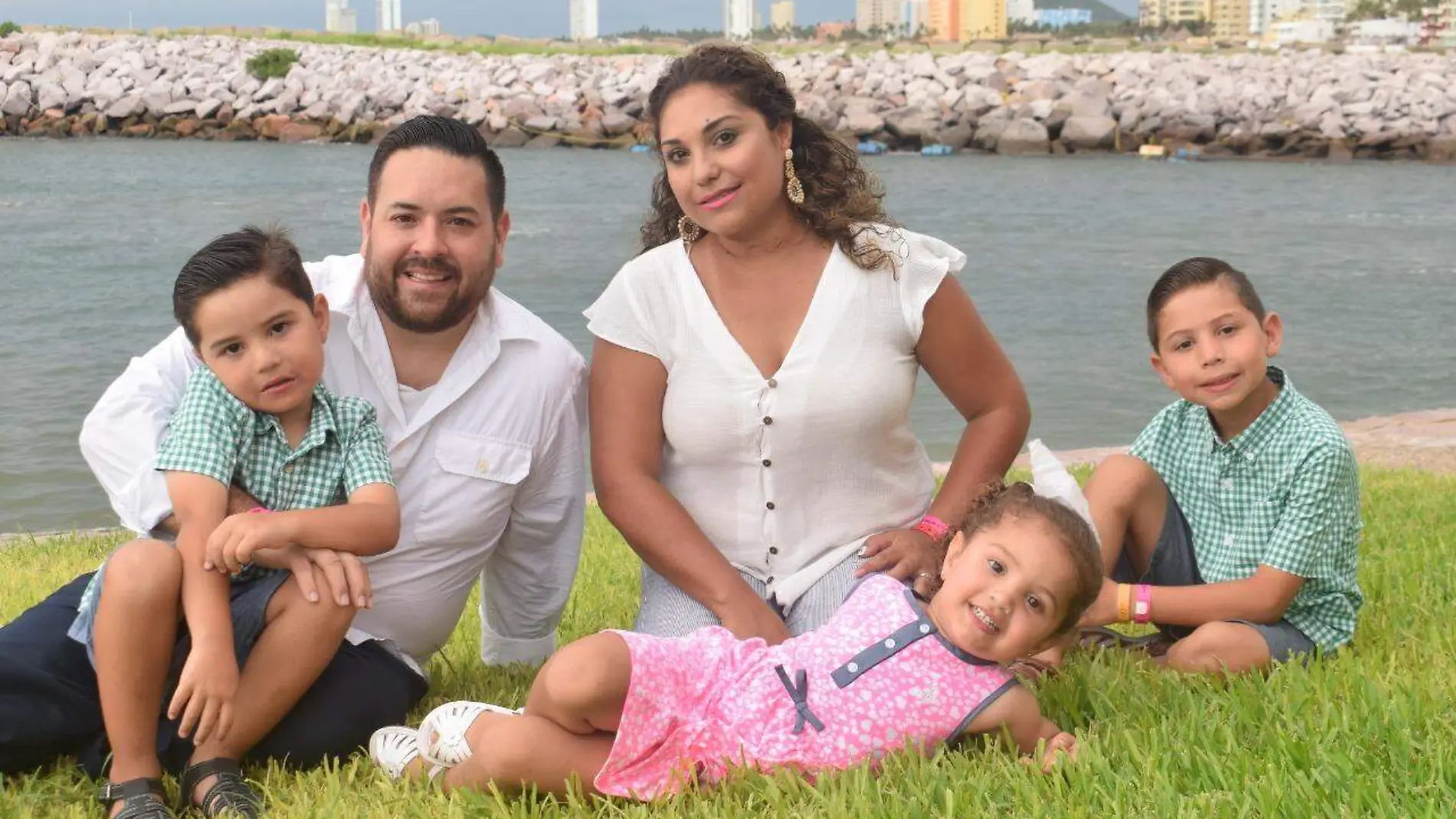 La familia Ruiz de León disfruta sus vacaciones en el bello puerto de Mazatlán.